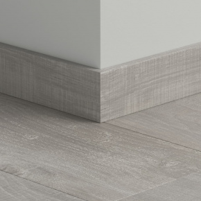 Плинтус ПВХ прямой для LVT Pergo PGVSK40229 Хюгге серый 2400х12х58 в интерьере
