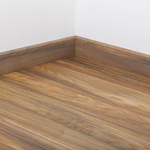 Плинтус шпонированный Tarkett ART OAK SCHWARZWALD 80х20х2400 в интерьере