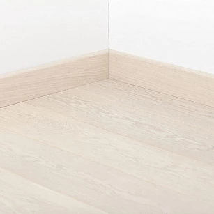 Плинтус шпонированный Tarkett ART WHITE PEARL 80x20x2400 в интерьере