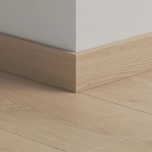 Плинтус ПВХ прямой для LVT Pergo PGVSK40216 Дуб норвежский серый 2400х12х58 в интерьере
