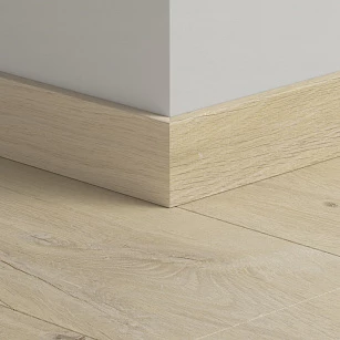 Плинтус ПВХ прямой для LVT Pergo PGVSK40103 Дуб песочный 2400х12х58 в интерьере